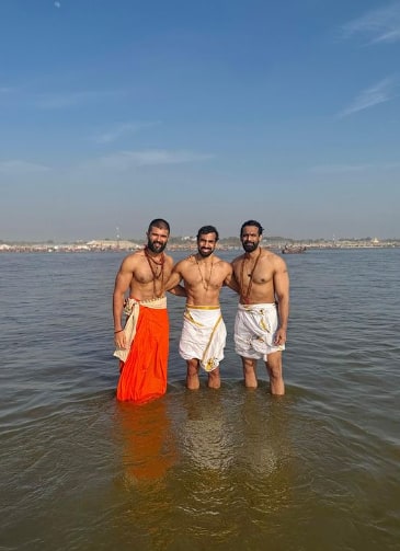 दाक्षिणात्य सुपरस्टार विजय देवरकोंडाने त्याच्या कुटुंबासह उत्तर प्रदेशातील प्रयागराज येथे सुरू असलेल्या महाकुंभमेळ्यात शाही स्नान केले आहे.