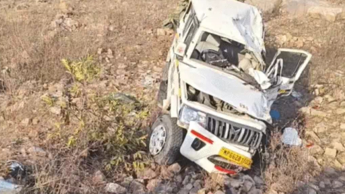 Sidhi Road Accident: कुंभ स्नान के लिए प्रयागराज जा रहे श्रद्धालुओं की जीप खाई में गिरी, 4 की मौत