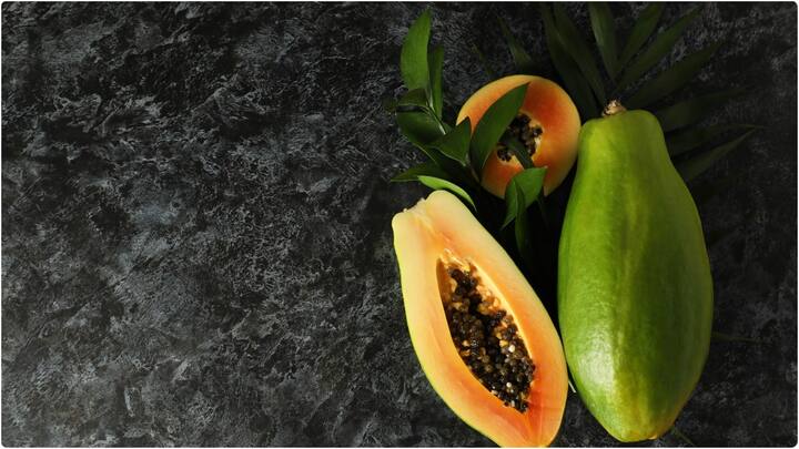 బొప్పాయి రుచిగా ఉంటూ.. సామాన్యులకు అందుబాటైన ధరలో.. దాదాపు అన్ని సీజన్స్​లో తోడుగా ఉంటుంది. దీనిని రోజూ తింటే ఆరోగ్యానికి ఎన్నో ప్రయోజనాలు కూడా ఉన్నాయి. (Image Source : Envato)