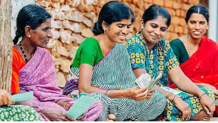 राज्यातील तब्बल साडेसहा लाख लाभार्थी हे नमो शेतकरी आणि लाडकी बहीण योजना, या दोन्ही योजनांचा लाभ घेत असल्याचे निदर्शनास आले आहे. नमो शेतकरी योजनेतंर्गत पात्र शेतकऱ्यांना 1000 रुपये मिळतात. त्यामुळे आता संबंधित लाभार्थ्यांना लाडकी बहीण योजनेचे केवळ 500 रुपयेच देण्यात येतील.