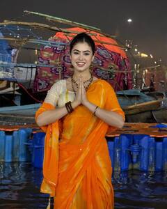 Mahakumbh 2025: भगवा साड़ी और गले में रुद्राक्ष पहने महाकुंभ पहुंचीं रीवा अरोड़ा, संगम में डुबकी लगा दिए ऐसे पोज, देखें तस्वीरें