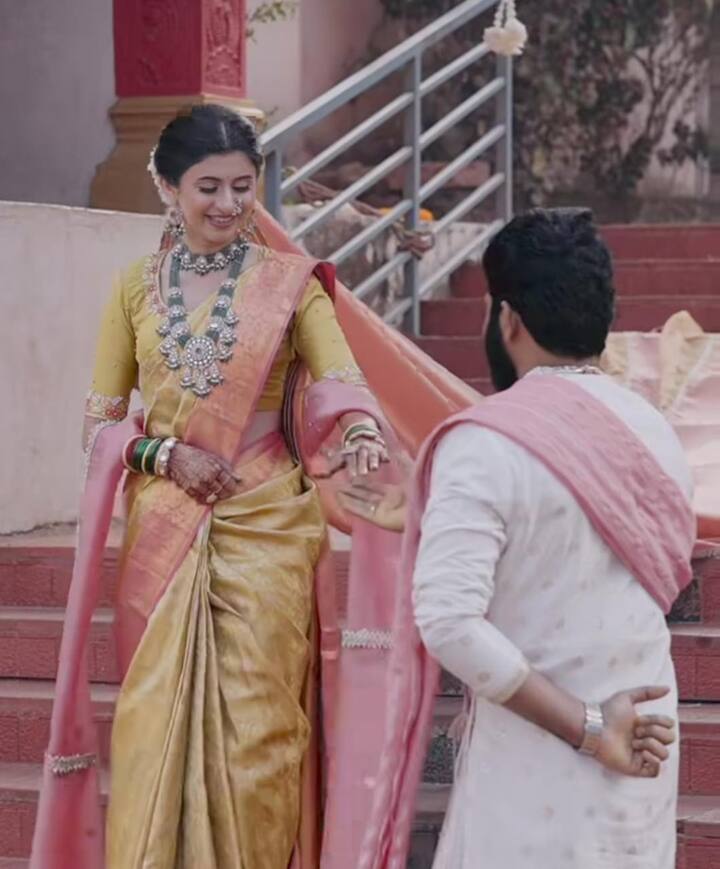 'कोकण हार्टेड गर्ल' अंकिता वालावलकरनं तिच्या शाही सोहळ्याचे फोटो सोशल मीडियावर शेअर करुन चाहत्यांसोबत आनंदाची बातमी शेअर केली आहे.