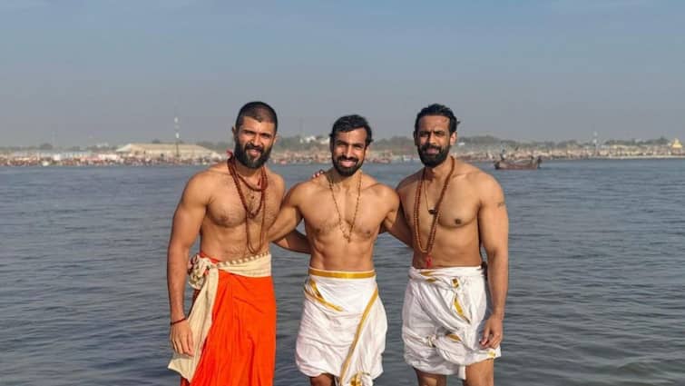 actor vijay Deverakonda Maha The 2025 Kumbhmela மகா கும்பமேளாவில் குடும்பத்துடன் விஜய் தேவரகொண்டா...கங்கையில் நீராடி பிரார்த்தனை