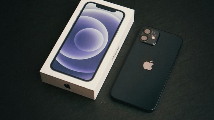 iPhone Expiry Date: दुनियाभर में करोड़ों लोग ऐसे हैं, जो आईफोन का इस्तेमाल करते हैं. इसकी खास वजह है बिल्ड क्वालिटी. यूजर्स के मुताबिक, आईफोन की क्वालिटी बाकी फोन्स से थोड़ी बेहतर होती है.