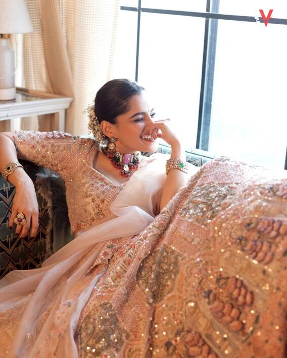 दिसते भारी नेसूनी साडी!