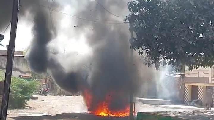 संतप्त जमावाकडून यावेळी एक चारचाकी वाहन पेटवण्यात आलं असून या दुर्घटनेत चार जण जखमी झाले आहेत. तर, दोन्ही गटातील काही व्यक्तींना पोलिसांनी ताब्यात घेतलंय.