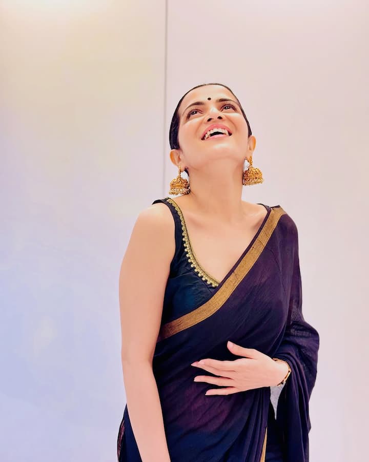 சமீப காலமாக இவர் சில முக்கிய நிகழ்வுகளை மட்டுமே தொகுத்து வழங்கினாலும் இவருக்கு அமைவதற்கு என தனி இடம் கொடுக்கப்பட்டு அதில் இருந்தபடியே நிகழ்ச்சிகளை தொகுத்து வழங்குகிறார்.