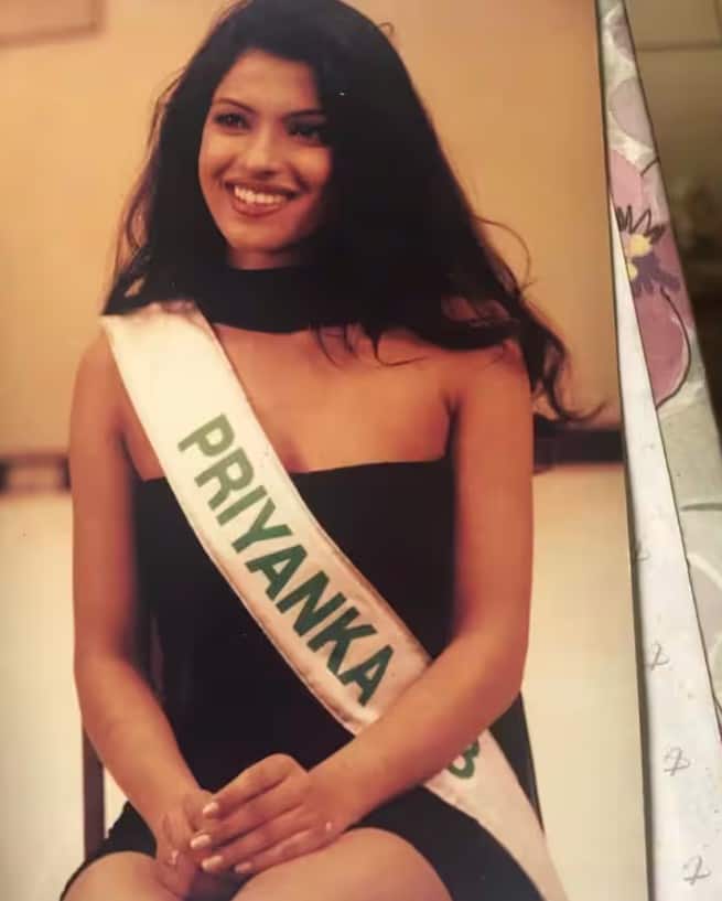 या फोटोमध्ये प्रियांका चोप्रा मोकळ्या केसांत हसताना दिसतेय. विशेष म्हणजे सौंदर्य स्पर्धेत भाग घेतलेल्या काळातील तिचा हा फोटो आहे. या फोटोमध्ये प्रियांका चोप्रा फारच लहान दिसत आहे. तिचा हा फोटो 1999 सालातील आहे.