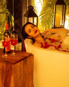 Aanchal Munjal: એક્ટ્રેસ આંચલ મુંજાલે બાથટબમાં આપ્યા હોટ પોઝ, જુઓ તસવીરો