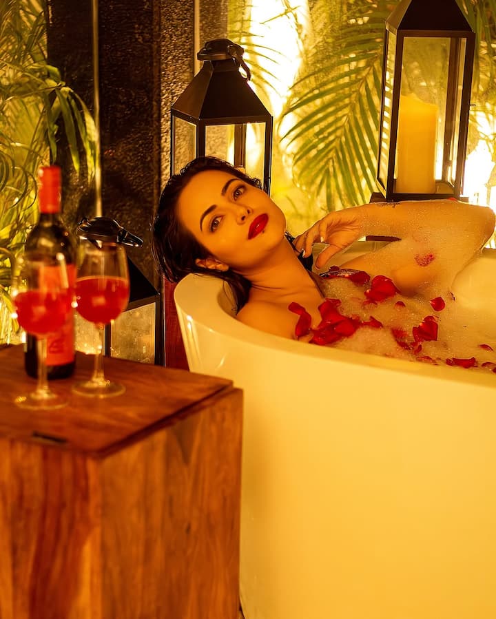 Actress Aanchal Munjal phoo: એક્ટ્રેસ આંચલ મુંજાલ એક ભારતીય ફિલ્મ અને ટેલિવિઝન અભિનેત્રી છે અને તે હિન્દી અને તમિલ બંને ફિલ્મોમાં અભિનય માટે જાણીતી છે. અભિનેત્રી તેના ગ્લેમરસ અંદાજથી ફેન્સને દિવાના બનાવે છે.