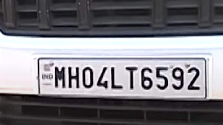 HSRP Number Plate म्हणजे काय : या प्लेट्स अॅल्युमिनियमपासून बनवल्या जातात. ज्यावर एक होलोग्राम देखील जोडलेला आहे. तो क्रोमियम आधारित आहे. स्टिकरप्रमाणे दिसणाऱ्या होलोग्राममध्ये वाहनाचा सर्व तपशील असतो. सुरक्षेसाठी हाय सिक्युरिटी नंबर प्लेटवर एक युनिक लेझर कोडही छापला जातो. प्रत्येक वाहनासाठी स्वतंत्र कोड दिलेला आहे. तो सहज काढता येत नाही.