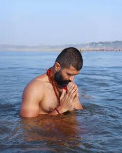 Vijay Devarakonda: కుంభమేళాలో తల్లితో కలిసి విజయ్ దేవరకొండ - అల్లు అర్జున్, వంశీ పైడిపల్లి ఫ్యామిలీలు కూడా.. ఫోటోలు వైరల్