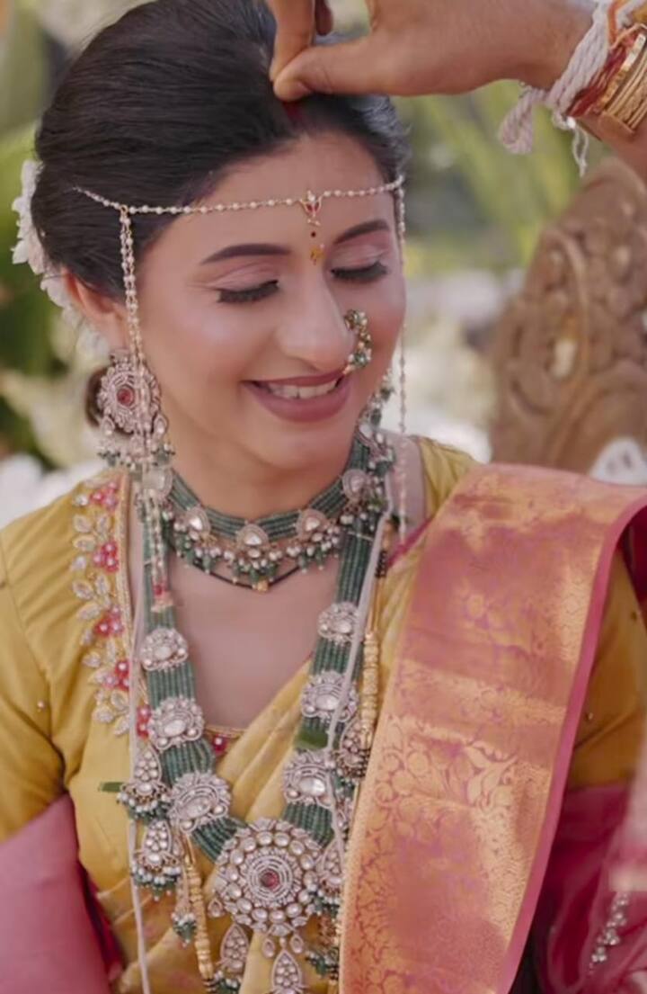 अंकितानं लग्नासाठी खास पिवळ्या जरदोसी नक्षी असलेली सुंदर साडी नेसली होती. हातात हिरवा चुडा, मुंडावळ्या, गळ्यात डिझायनर नेकलेस असा काहीसा लूक कोकण हार्टेड गर्लनं आपल्या लग्नासाठी केला होता.