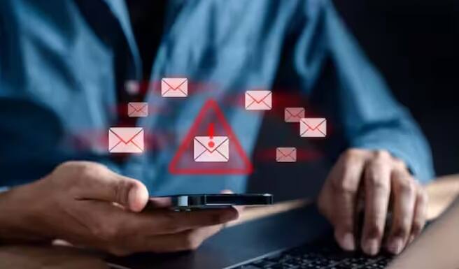 આ ઉપરાંત તમારા ફોન અને લેપટોપ પર અપ-ટુ-ડેટ એન્ટીવાયરસ અને સિક્યોરિટી સોફ્ટવેર ઇન્સ્ટોલ કરો.