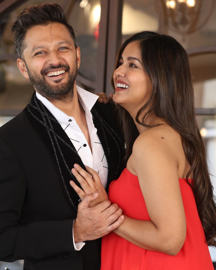 वास्तविक, व्हॅलेंटाईन डेच्या निमित्ताने अभिनेत्रीने पती वत्सलसोबतच्या तिच्या रोमँटिक डेटचे फोटो शेअर केले होते. ज्यात तिने दुसऱ्या गर्भधारणेबद्दल हिंट दिली आहे.