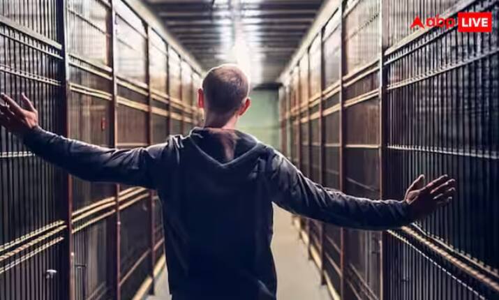 ਜੇਕਰ ਤੁਸੀਂ ਸੋਸ਼ਲ ਮੀਡੀਆ 'ਤੇ ਅਸ਼ਲੀਲ ਸਮੱਗਰੀ ਸਾਂਝੀ ਕਰਦੇ ਹੋ, ਤਾਂ ਇਸ ਨੂੰ ਅਪਰਾਧ ਵਜੋਂ ਸ਼੍ਰੇਣੀਬੱਧ ਕੀਤਾ ਗਿਆ ਹੈ। ਅਜਿਹੇ ਮਾਮਲੇ ਵਿੱਚ, ਜੇਕਰ ਪਹਿਲੀ ਵਾਰ ਦੋਸ਼ੀ ਪਾਇਆ ਜਾਂਦਾ ਹੈ, ਤਾਂ ਦੋ ਸਾਲ ਤੱਕ ਦੀ ਕੈਦ ਅਤੇ 5,000 ਰੁਪਏ ਦਾ ਜੁਰਮਾਨਾ ਹੋ ਸਕਦਾ ਹੈ। ਇਸ ਦੇ ਨਾਲ ਹੀ, ਜੇਕਰ ਦੂਜੀ ਵਾਰ ਦੋਸ਼ੀ ਪਾਇਆ ਜਾਂਦਾ ਹੈ, ਤਾਂ ਪੰਜ ਸਾਲ ਤੱਕ ਦੀ ਕੈਦ ਅਤੇ ਦਸ ਹਜ਼ਾਰ ਰੁਪਏ ਤੱਕ ਦਾ ਜੁਰਮਾਨਾ ਹੋ ਸਕਦਾ ਹੈ।