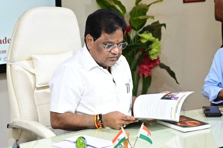 तानाजी सावंत मनी आणि मसल पॉवर असलेले नेते म्हणून ओळखले जातात. एकनाथ शिंदे यांच्या मुख्यमंत्रिपदाच्या काळात त्यांचा रुबाब काही औरच होता. मात्र, आता एकनाथ शिंदे यांचे मुख्यमंत्रिपद गेले आहे. त्यामुळे घर फिरले म्हणजे घराचे वासेहि फिरतात, याचा प्रत्यय बहुधा तानाजी सावंत यांना येत असावा.