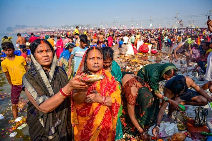 ડીએમે વધુમાં જણાવ્યું હતું કે વહીવટીતંત્ર દ્વારા બાકીના દિવસોમાં પણ શ્રદ્ધાળુઓ સરળતાથી સંગમમાં સ્નાન કરી શકે તેવી વ્યવસ્થા કરવામાં આવી રહી છે. સંગમ સ્નાન બાદ શ્રદ્ધાળુઓ સુરક્ષિત રીતે તેમના ગંતવ્ય સ્થાને પરત ફરે તે માટે પણ વ્યવસ્થા કરવામાં આવી રહી છે. ટ્રાફિક વ્યવસ્થાપન વહીવટીતંત્રની સર્વોચ્ચ પ્રાથમિકતા છે અને તેના પર સતત કામ કરવામાં આવી રહ્યું છે. પ્રયાગરાજના સામાન્ય જનજીવનને અસર કર્યા વિના ભક્તોની અવરજવરને સુચારુ રીતે ચાલુ રાખવા માટે તંત્ર કાર્યરત છે.