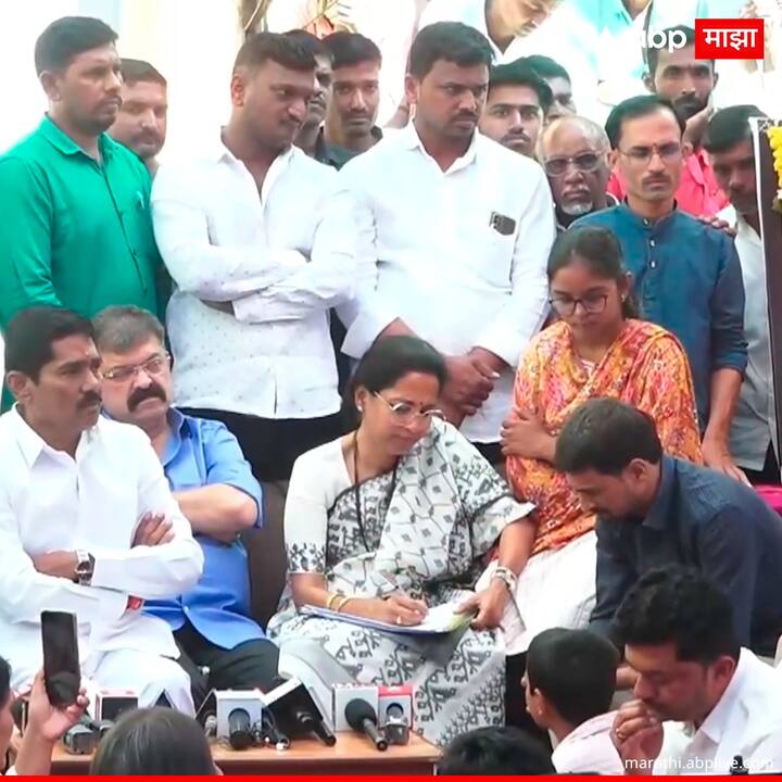 बीडमधील मस्साजोगचे सरपंच संतोष देशमुख यांच्या हत्येनंतर देशमुख कुटुंबियांचं सांत्वन करण्यासाठी राष्ट्रवादी काँग्रेस शरद पवार पक्षाच्या खासदार सुप्रिया सुळे, आमदार जितेंद्र आव्हाड यांनी देशमुख कुटुंबियांचं सात्वन केलं.