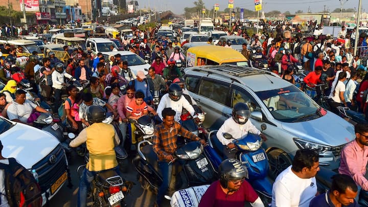 பிரயாக்ராஜில் தொடங்கிய மகா கும்பமேளா, பிப்ரவரி 26 புதன்கிழமை வரை தொடர்ந்து நடைபெறும். வரலாற்று ரீதியாக, கும்பமேளா புனித நீரில் நீராடுவதுடன், பாவங்களைப் போக்குவதற்கும், மோட்சத்திற்கான பாதையில் இறங்குவதற்கும் முக்கிய நிகழ்வாகவும் கருதப்படுகிறது.