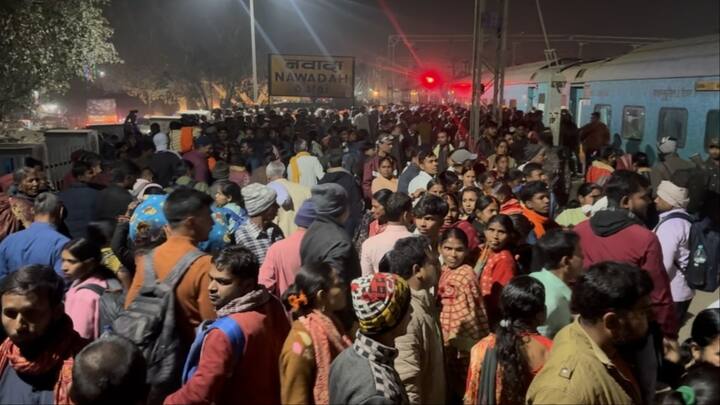 प्रशासन ने एक अभिनव तरीका अपनाते हुए ट्रेन के आने पर प्लेटफॉर्म की बत्तियां बंद कर दीं. इस दौरान केवल वैध टिकट धारकों को ही ट्रेन में चढ़ने की अनुमति दी गई, जबकि बिना टिकट यात्रियों को रोक दिया गया.