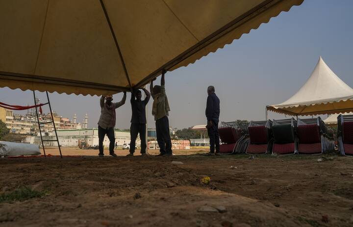 इसी के मद्देनजर शपथ ग्रहण समारोह के लिए तैयारियां जोरों पर हैं. रामलीला मैदान टेंट लगाए जा रहे हैं। कुर्सियां, बड़े-बड़े सोफे और गद्दे यहां लाए जा रहे हैं। कारीगर समारोह को भव्य बनाने की तैयारी में जुटे हैं.