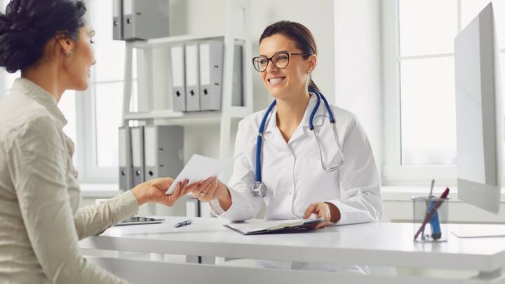 अब सवाल आता है दिल्ली के किन लोगों को मिलेगा प्रधानमंत्री आयुष्मान भारत योजना के तहत फ्री इलाज का मौका मिलेगा. तो बता दें भारत सरकार की ओर से योजना में लाभ लेने के लिए कुछ पात्रताएं तय की गई हैं.