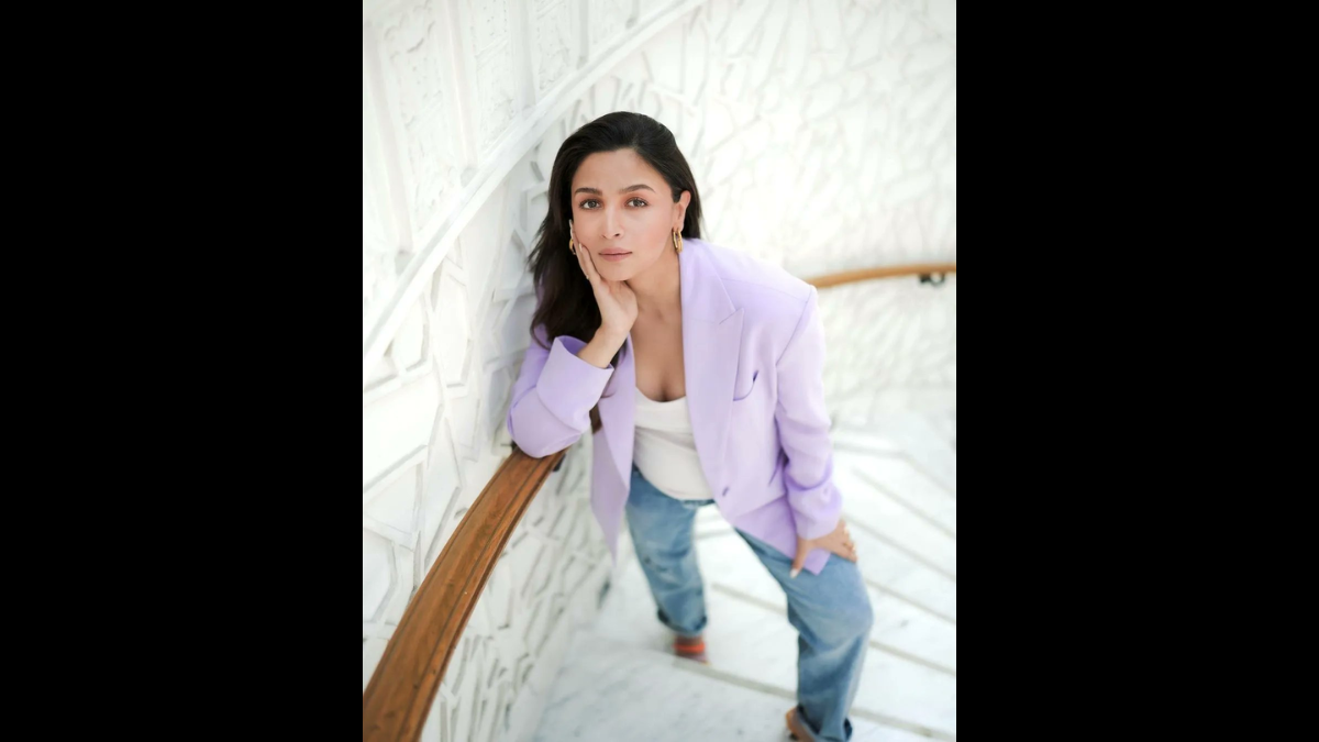 7. Alia Bhatt: Alia Bhatt looked stunning in a lilac blazer that she paired with denim jeans. She complemented her attire with a simple white top that gave her an elegant touch. The actress accessorised her outfit with gold jewellery. (Image Source: Twitter/@filmfare)