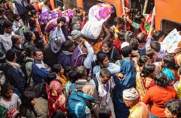 यानी देशभर के कई लोग ऐसे भी हैं, जिन्हें लगता है कि महाकुंभ जाने के लिए सरकार की तरफ से मुफ्त ट्रेन की सुविधा दी गई है, ऐसे में वो बिना टिकट सीधे रेलवे स्टेशन पहुंचकर ट्रेन में सवार हो रहे हैं.