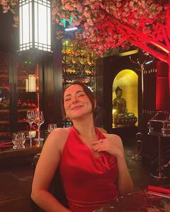 बैकलेस हॉल्टर नेक ड्रेस, कातिल अदाएं, पाकिस्तान की इस पॉपुलर एक्ट्रेस ने ग्लैमरस लुक में ढाया कहर