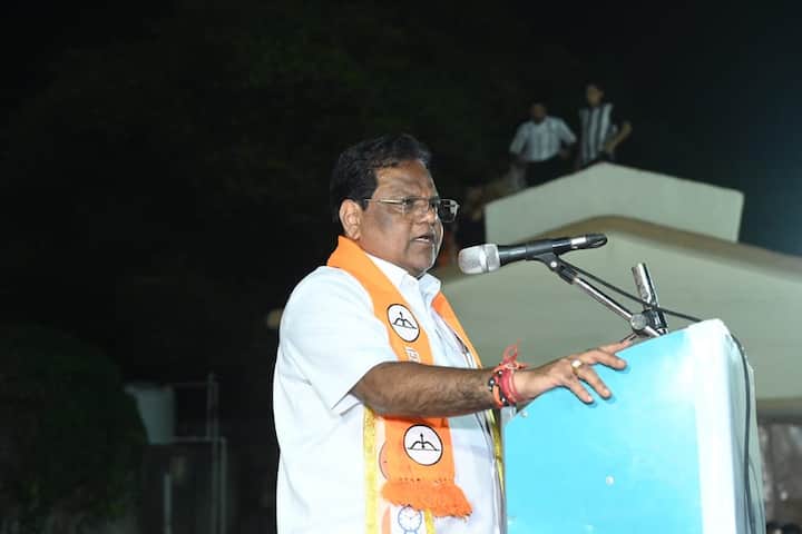 तानाजी सावंत यांचा मुलगा काही दिवसांपूर्वी चार्टर्ड विमानाने बँकॉकला गेला होता. त्यावेळी तानाजी सावंतांनी आपले राजकीय वजन वापरुन मुलाचे विमान हवेतूनच माघारी फिरवले होते.