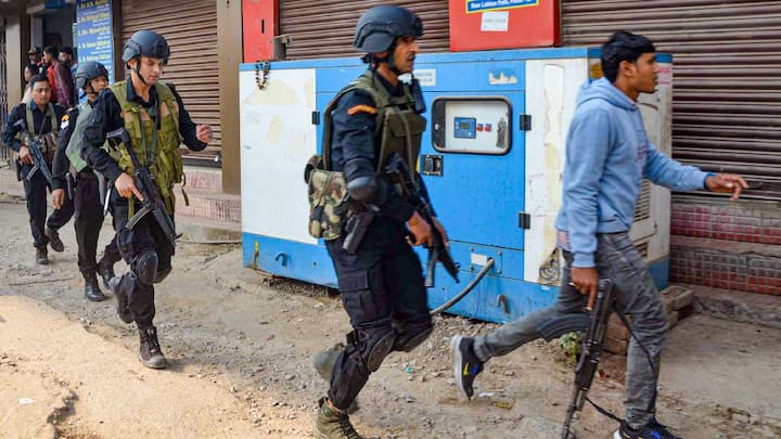 फायरिंग के बाद जब पुलिस वहां पहुंची तो अपराधी एक चार मंजीला इमारत में घुस गए. पुलिस कमांडो और एसटीएफ ने पूरे इलाके को घेर लिया और बदमाशों को आत्मसमर्पण के लिए कहा.