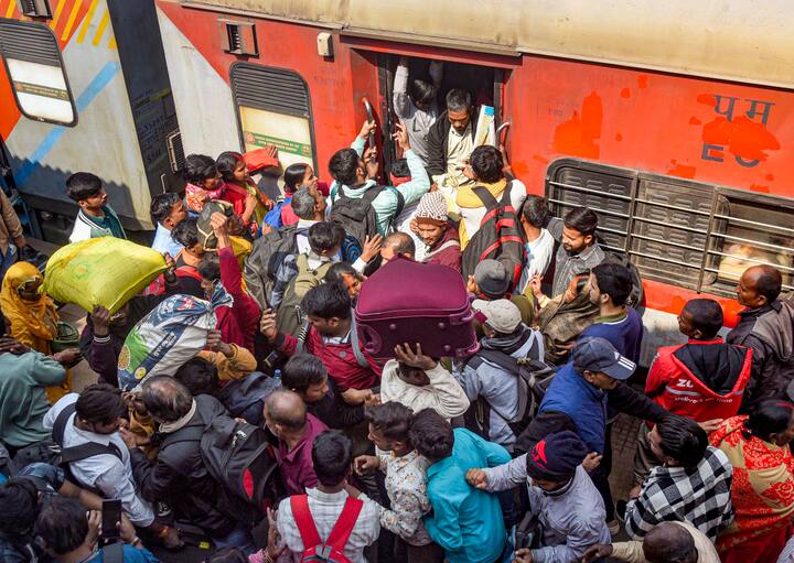 रेलवे की तरफ से जो अतिरिक्त स्पेशल ट्रेन चलाई जा रही हैं, उनमें वही लोग यात्रा कर सकते हैं जो टिकट बुक कर रहे हैं. इन ट्रेनों को ज्यादा से ज्यादा यात्रियों के सफर के लिए चलाया जा रहा है, यानी ट्रेन से प्रयागराज पहुंचने के लिए टिकट लेना जरूरी है.