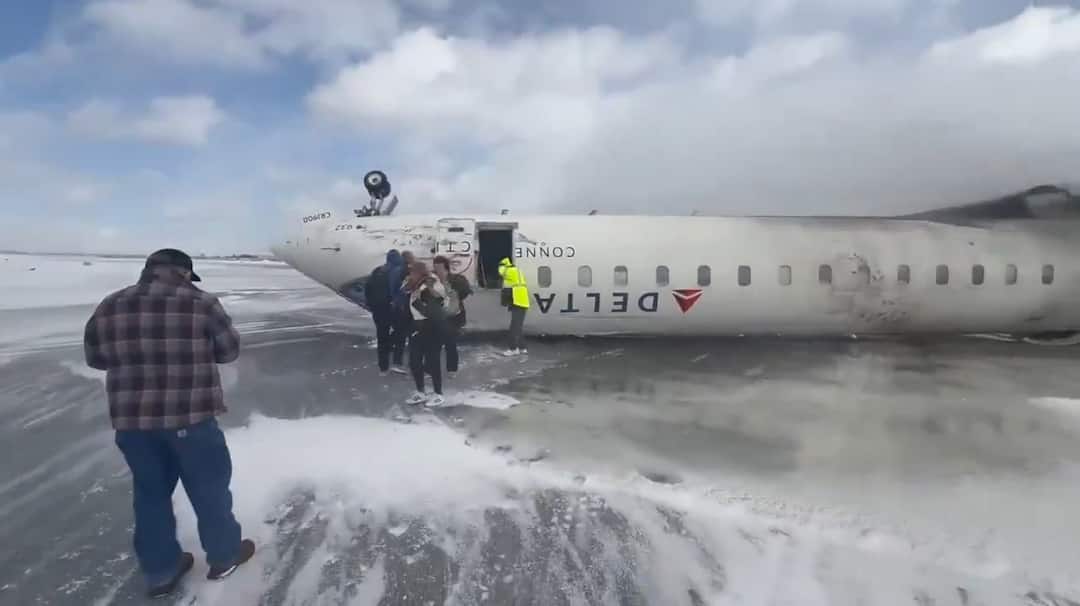 delta-airlines-plane-with-80-onboard-crash-lands-at-canada-toronto-pearson-airport ਇੱਕ ਹੋਰ ਜਹਾਜ਼ ਹਾਦਸਾ, ਕੈਨੇਡਾ ‘ਚ ਪਲਟੀ ਡੈਲਟਾ ਏਅਰਲਾਈਂਸ ਦੀ ਫਲਾਈਟ, 15 ਜ਼ਖ਼ਮੀ