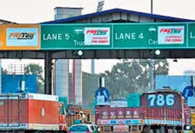 FASTag નિયમોમાં સૌથી મોટો ફેરફાર કયો છે? હવેથી સરકાર FASTag બેલેન્સ પર નજીકથી નજર રાખશે. જો કોઈ FASTag ટોલ પ્લાઝા પર પહોંચવાના 60 મિનિટ પહેલા અને તેના 10 મિનિટ પછી બ્લેકલિસ્ટેડ થઈ જાય અથવા તેનું બેલેન્સ ઓછું હોય તો તે FASTag પર પ્રક્રિયા કરવામાં આવશે નહીં અને પેમેન્ટ ડેક્લાઇન કરી દેવામાં આવશે.