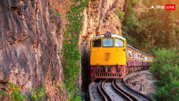 बता दें कि सीएचटी से एर्नाकुलम जंक्शन के बीच एक ट्रेन चलती है. ये ट्रेन मात्र नौ किलोमीटर की दूरी तय करती है. इस दौरान ये ट्रेन सिर्फ एक स्टॉपेज पर रूकती है, जिसके साथ ही ये ट्रेन पूरी दूरी 40 मिनट में तय करती है.