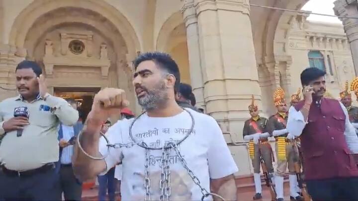 इसके साथ ही उन्होंने भाजपा पर भी निशाना साधा और कहा कि मौजूदा सरकार जनता को बेड़ियों में जकड़ रही है और आम लोगों के अधिकारों का हनन हो रहा है.