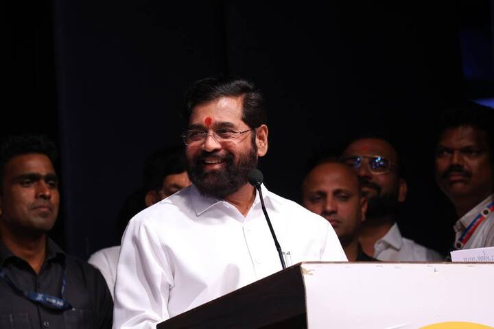 मध्यंतरी पुण्याचे पोलीस आयुक्त अमितेश कुमार यांनी तानाजी सावंत यांच्या दिमतीला असणाऱ्या पोलीस सुरक्षारक्षकांची संख्या 48 वरुन 15 पर्यंत खाली आणली होती. मात्र, तानाजी सावंत यांनी मुख्यमंत्री एकनाथ शिंदे यांच्यामार्फत दबाव आणून पुन्हा 48 पोलीस कर्मचारी सुरक्षेसाठी तैनात करुन घेतले होते.