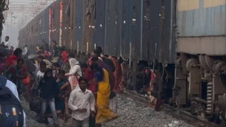 कुछ श्रद्धालुओं द्वारा ट्रेन में चढ़ने की जिद करने पर सुरक्षाकर्मियों ने उन्हें जेल भेजने की चेतावनी दी, जिसके बाद उन्होंने ट्रेन में प्रवेश करने का प्रयास बंद कर दिया. सुरक्षाकर्मियों की सख्त कार्रवाई के चलते कोई भी बिना टिकट यात्री ट्रेन में प्रवेश नहीं कर पाया.