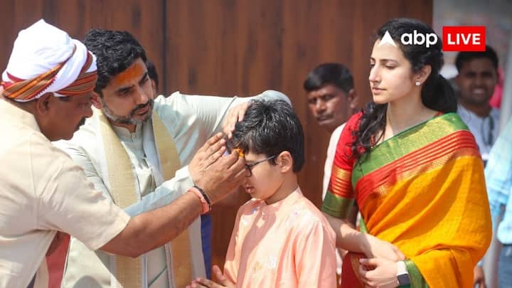 फोटो शेयर करते हुए ब्राह्मणी नारा ने परिवार के महाकुंभ में त्रिवेणी संगम में आस्था की डुबकी लगाने का अनुभव भी बताया.