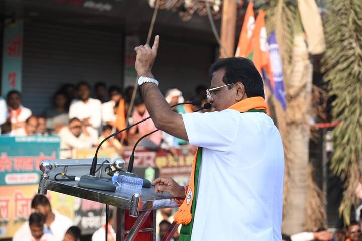 मात्र, एकनाथ शिंदे यांचे मुख्यमंत्रीपद गेल्यामुळे अनेक गोष्टी बदलल्या आहेत. परिणामी पोलीस आणि प्रशासनावर असलेले तानाजी सावंत यांचे वर्चस्व कमी झाले आहे. तानाजी सावंत मंत्री नसल्यानं त्यांची सुरक्षाव्यवस्था काढून घेण्यात आली आहे. सावंत यांना आता आमदार म्हणून केवळ एक सुरक्षारक्षक पुरवण्यात आला आहे.