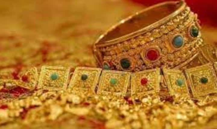 दिवसेंदिवस सोन्याच्या दरात  (Gold Price) मोठी वाढ होत असल्याचं चित्र पाहायला मिळत आहे.