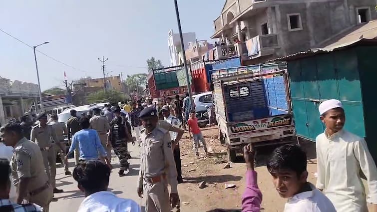 Devgadh Baria Election Results Spark Panic, Stone Pelting in Kapadi Area, Police Deployed દેવગઢ બારીયા નગરમાં ચૂંટણી પરિણામ બાદ બબાલ: કાપડી વિસ્તારમાં પથ્થરમારો, પોલીસ ઘટનાસ્થળે