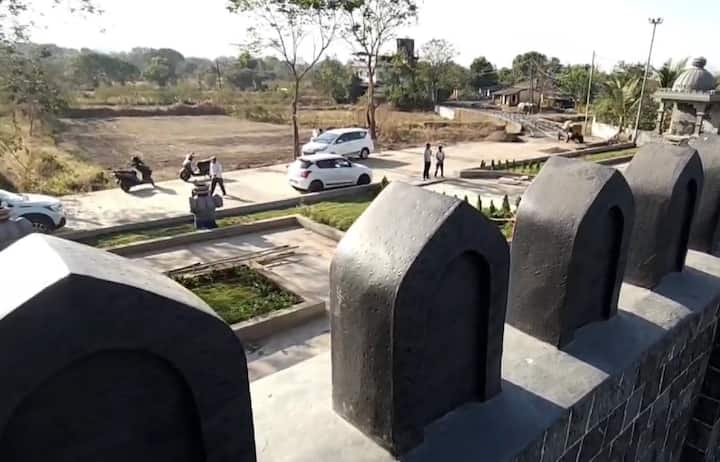 या मंदिरात अयोध्या येथील रामलल्लाची मूर्ती घडविणारे अरुण योगी यांच्या हातून सहा फूट अखंड कृष्णशीला पाषाणातून छत्रपती शिवाजी महाराज यांची मूर्ती घडविण्यात आली आहे.