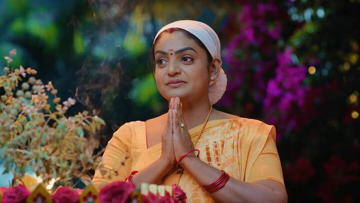 కార్తీక్ సక్సెస్ అవ్వాలని.. త్వరలోనే రెస్టారెంట్ పెట్టాలని దీప కోరుకుంటుంది. కార్తీక్​ సక్సెస్​కు తాను ఎంతైనా కష్టపడాలనుకుని తులసి కోటకు దండం పెడుతుంది.(Image Credit: Disney Plus Hotstar/ Star Maa)