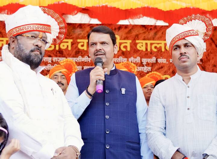 तानाजी सावंत यांनी आधीच्या सरकारमध्ये आरोग्यमंत्री असताना त्यांनी हट्टाने त्यांच्या सुरक्षेसाठी 48 पोलीस कर्मचारी नियुक्त करुन घेतले होते. मात्र, ते आता मंत्री नसल्यानं त्यांची सुरक्षाव्यवस्था काढून घेण्यात आली आहे. त्यांच्याकडे आता केवळ एक पोलीस सुरक्षारक्षक उरला आहे.