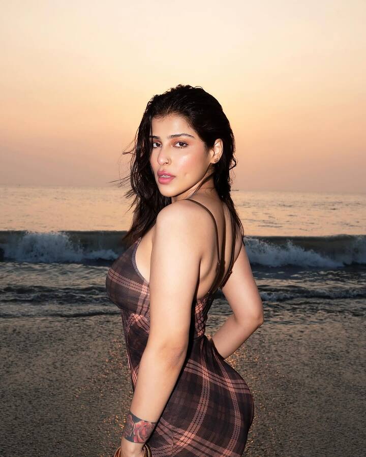 ईडन रोज ने अपनी पोस्ट में लिखा कि, 'मैं साल 2020 से मुंबई में रह रही हूं, लेकिन इससे पहले मैंने कभी खुद को यहां असुरक्षित महसूस नहीं किया. यहां मैं पहले ही ये बताना चाहती हूं कि मैंने फुल ट्रैक सूट पहना था और चेहरे पर मास्क भी लगाया था.’