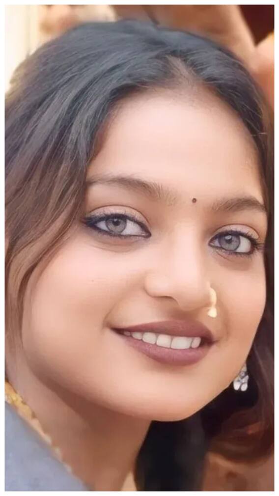 'DJ का फ्लोर' तोड़ती नजर आई महाकुंभ की मोनालिसा