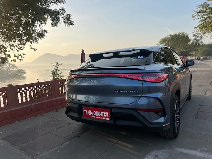 দুটি ভেরিয়েন্টের এই BYD গাড়িটিতে 82.56 kWh ব্যাটারি প্যাক রয়েছে। এর প্রিমিয়াম ভেরিয়েন্টের রেঞ্জ 567 কিমি। পাশাপাশি পারফরমেন্স ভেরিয়েন্টের রেঞ্জ 542 কিমি বলে দাবি করেছে কোম্পানি। এর পারফরম্যান্স ভেরিয়েন্টটি মাত্র 4.5 সেকেন্ডে 0-100 কিমি/ঘণ্টা গতিতে পৌঁছায় , যেখানে প্রিমিয়াম ভেরিয়েন্টটি 6.7 সেকেন্ড সময় নেয়।