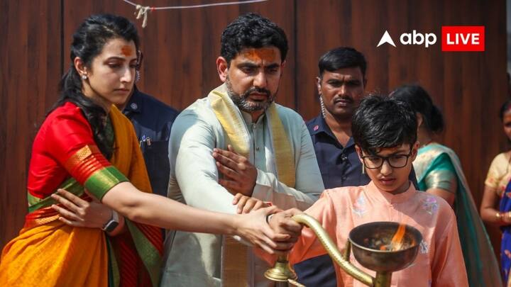 नारा लोकेश और उनकी पत्नी ब्राह्मणी नारा ने सोमवार (17 फरवरी, 2025) को प्रयागराज महाकुंभ में आस्था की डुबकी लगाई.